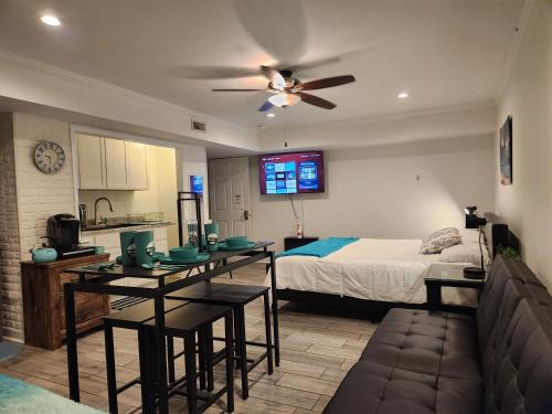Kernersville Maison | King Bed Exec Suite Hot Tub, Gym, Grill & Laundry