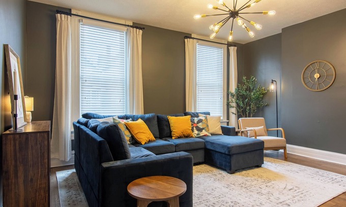 Merion Village Maison | King Bed Free Parking Walk to Schiller Park Private Backyard