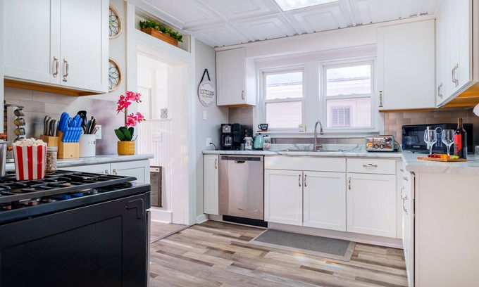 Fort Wayne Maison | King Bed, Large Deck, Pickleball, Free Bikes for Guests to Bike Downtown!