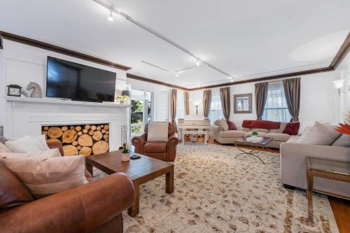 Geneva Appartement | - King Bed - Massive Yard - Fully-Equipped Condo -