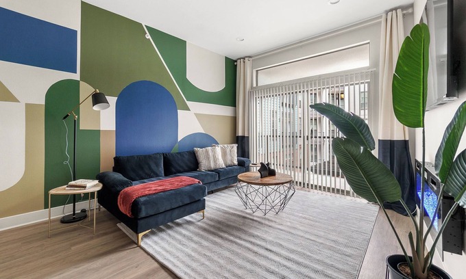 Deep Ellum Appartement | KING Bed Oasis! Deep Ellum/Gated Parking/Luxe/Close to Major Cities