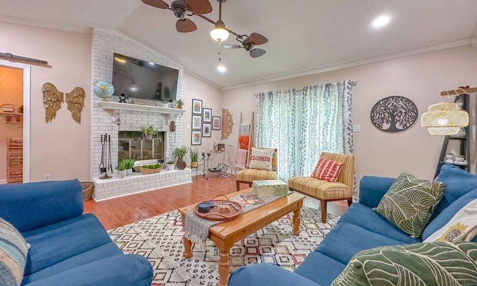 Killearn Lakes Maison | King bed-Office-Pets-Fenced Yard-Fast WiFi