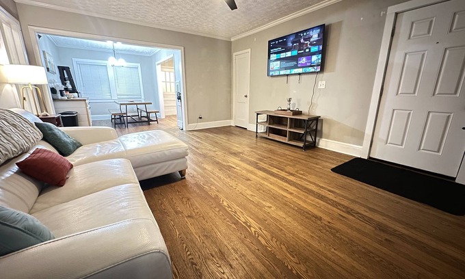 Roswell Appartement | KING bed! Quiet & Cozy, Updated, Patio porch & fenced yard for pups!
