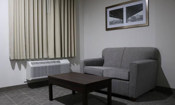 Humble Hôtel | King Bed, Scottish Inns, Free Breakfast and IAH Shuttle Service