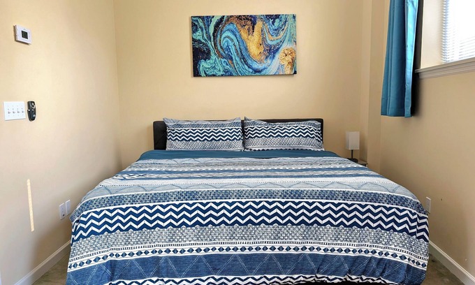 The Gate Appartement | King Bed Studio- Walking Distance to SSM and Cardinal Glennon Hospitals
