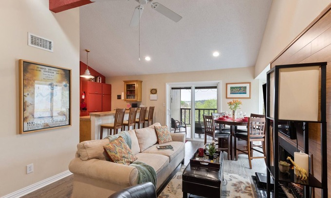 Barton Hills Copropriété | Vue imprenable - 2 blocs de Park, Springs, Trails, River - 2 mi à DT - King Bed!