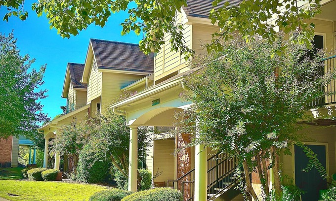 Hernando Appartement | KING BED W/POOL,Pet Friendly, Fitness Center,Seconds from INTERSTATE,FREE Parking