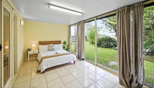Beenleigh Maison | King Bed, Walk To Beenleigh Village & Marketplace Bedroom2