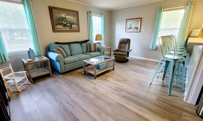 Newport Maison | KING bed--Walk to Food & Entertainment in Downtown Newport