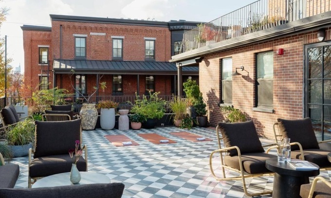 Fishtown Hôtel | King Bed with Elegant Decor & Relaxing Layout
