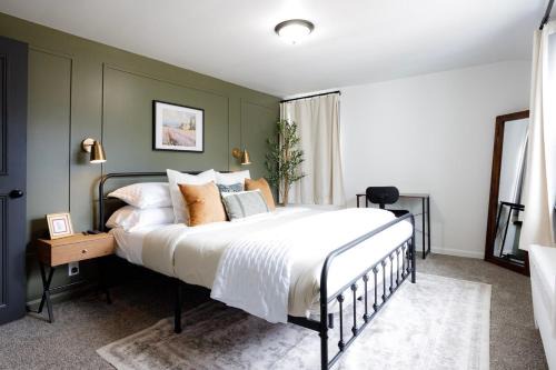 Lockport Appartement | King Bed, Work Desk, Near Hwy, Laundry Room Access