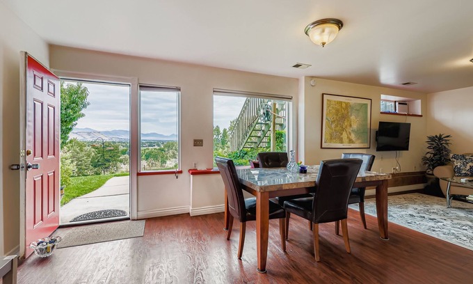 Lakewood Chalet De Ski | King bedroom. Spacious living room. Dining area with glorious view. Full kitchen