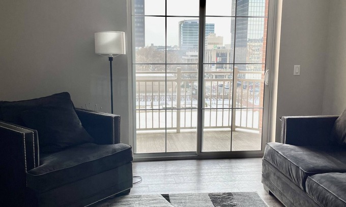 Uptown District Appartement | King Bedroom w/Balcony Downtown