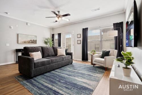 West Campus Appartement | King Beds and Memory Foam Sleeper in Vibrant ATX Apt