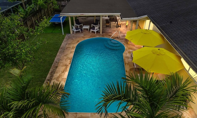 Survey Creek Maison | King Beds, Game Room, Pet Friendly, Private Pool, Ping-Pong - SAME DAY BOOKINGS!