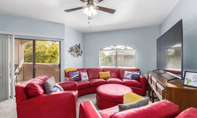 Maryvale Copropriété | New! 3 KING Beds, Heated Community Pool! 3 miles from Cardinal Stadium!
