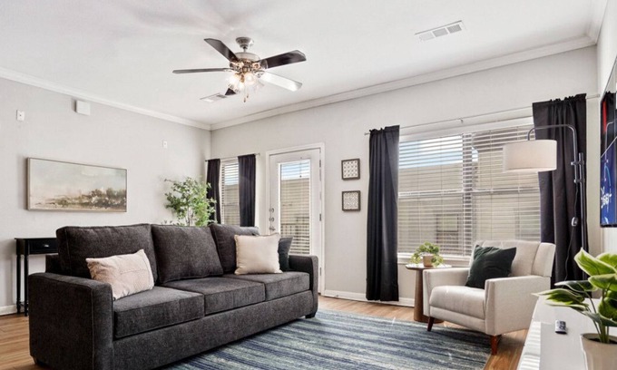 West Campus Appartement | King Beds + Memory Foam Sleeper in Vibrant ATX Apt