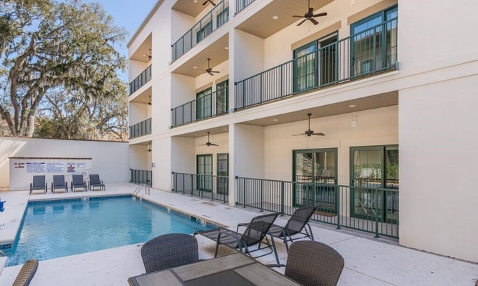 King City Copropriété | King one-bedroom condo w/ pool in the SSI Village area Unit 2301