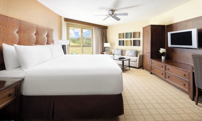 Crested Butte Hôtel | King Room Splendor: Slopeside Views & Indoor Pool - Elevation Hotel & Spa