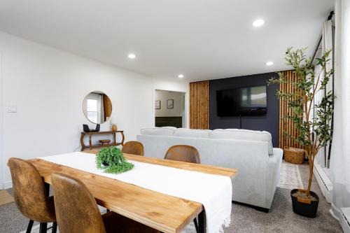 Lockport Appartement | King Size Bed, Near Hwy, Work Desk, Close Parking