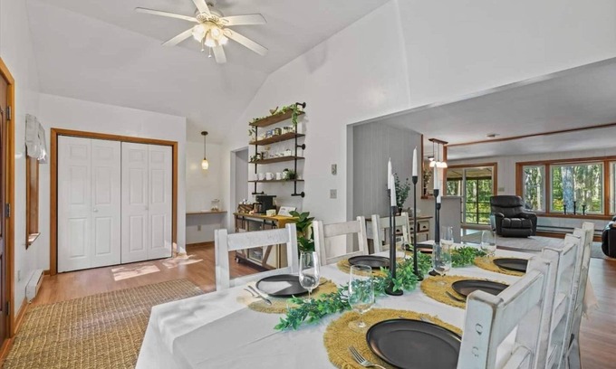 Jim Thorpe Cabine | King Size Beds, Bunk Beds, Access to Pool, Lake, & Tennis