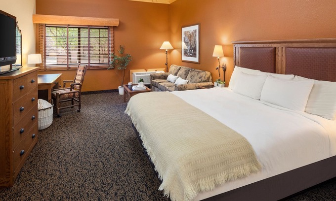 Rothschild Hôtel | King Studio With Access to Pool, Hot Tub, and Gym