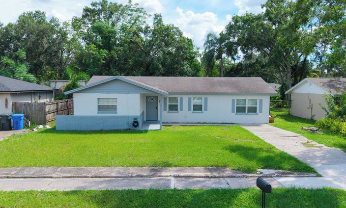 Bearss Plaza Appartement | King-Style Retreat · 4 BR · Family Friendly