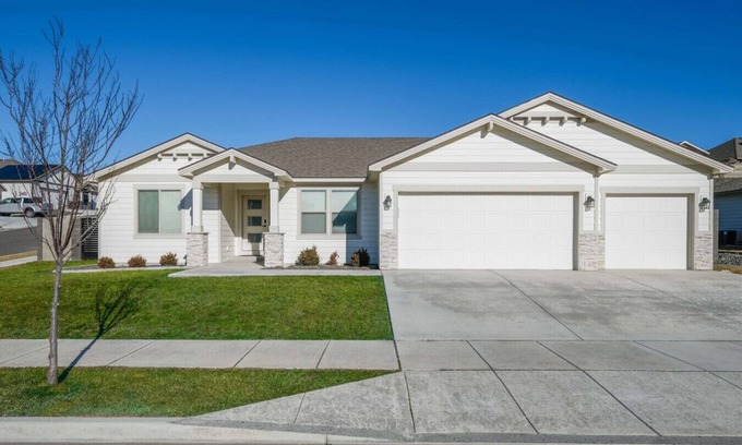 Tri-Cities Maison | King Suite, 3 Car Garage & Yard 4/2 - #5668-32