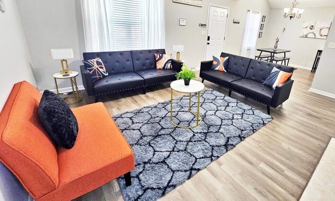 Houston County Maison | King Suite |BBQ Grill |Near RAFB |4 TVS| Workspace