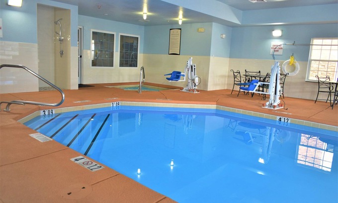 Northeast Heights Copropriété | Suite King Accessible aux Personnes Malentendantes | Petit-déjeuner quotidien gratuit, accès à la piscine et au bain à remous