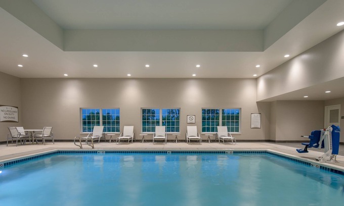 Hillsboro Copropriété | King Suite. Free Breakfast. Pool. Gym. Quick Drive to Rock Creek Country Club!