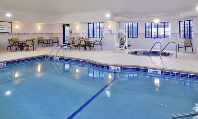 Rochester Copropriété | King Suite | Free Breakfast + Shared Pool & Hot Tub. Close to Mayo Clinic!