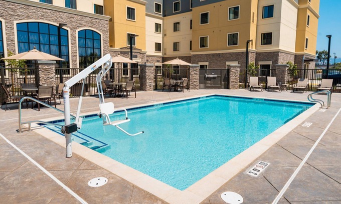 Newark Copropriété | Suite King. Petit déjeuner gratuit. Bassin. Barbecue partagé. Votre prochain voyage!