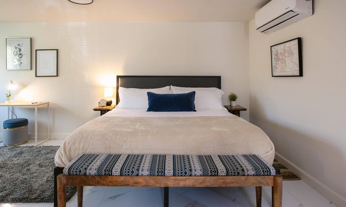 Gold Hill Appartement | King Suite just off of I-5 directly on the Rogue River. Coffee shop across the street!