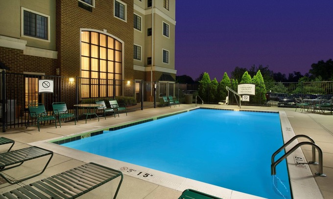 Linthicum Heights Copropriété | Près de l'aéroport BWI de Baltimore | Petit déjeuner gratuit + piscine extérieure + bain à remous
