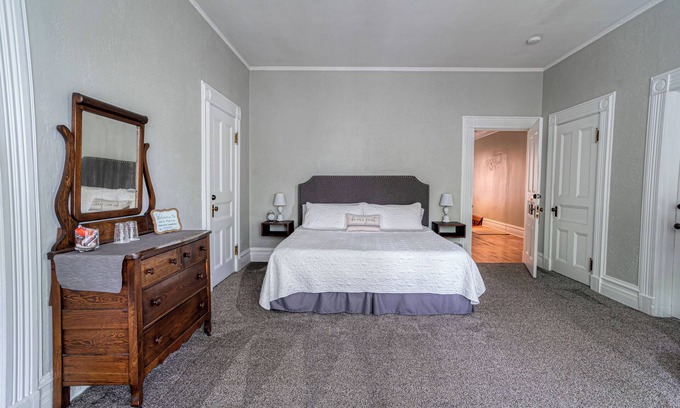Towanda Lit Et Petit-Déjeuner | King Suite w/ Bath - Hatch House B&B