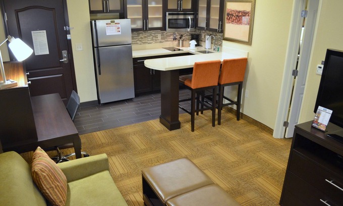 Longview Copropriété | Suite King avec douche accessible en fauteuil roulant. Petit déjeuner gratuit. Piscine intérieure et bain à remous.