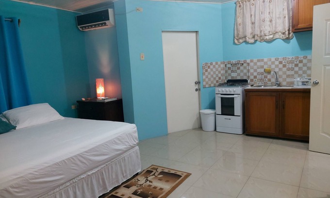 Carnbee Hôtel | King Suite with Kitchenette at Bellissimo