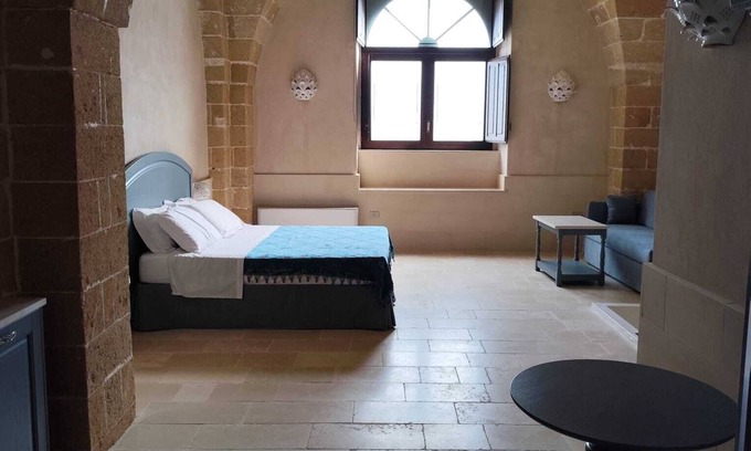 Felline Lit Et Petit-Déjeuner | King Suite with Private Jacuzzi - Charming in Felline | Borgo Don Ciccio
