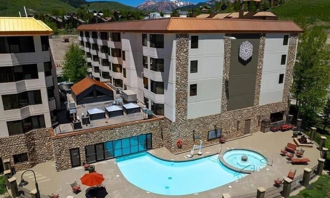 Crested Butte Copropriété | King Suite with a View, Pool, Hot Tub, Ski In/Out!