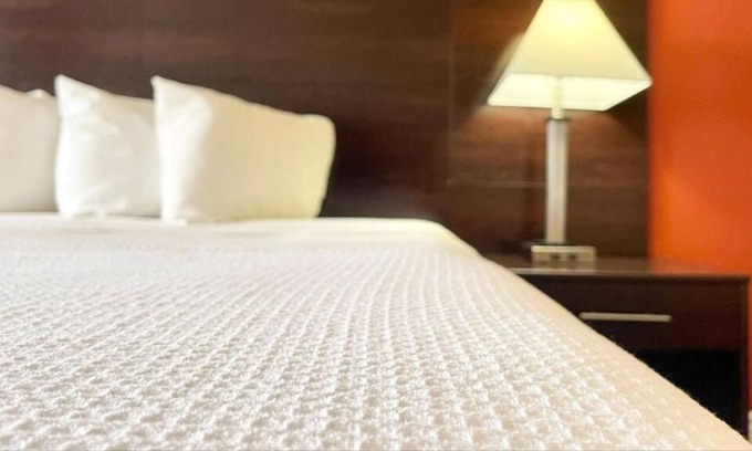 Cuero Maison | King With Kitchenette at FairBridge Inn & Suites Cuero, Free Parking!