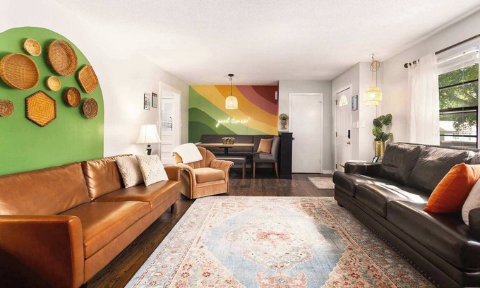 Lee's Summit Maison | Steps2 Downtown Play PuttPutt King Beds Relax Fun