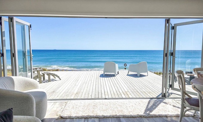 Pukehina Maison | Kingfisher Way - Beachfront Holiday Home Sleeps 10