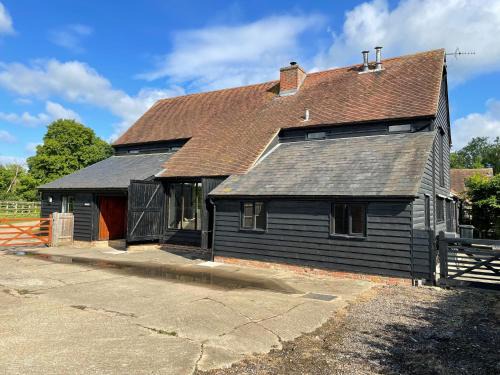 Great Saling Maison | Kings Barn - English Countryside Retreat