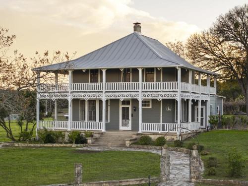 Boerne Maison | Kingsby Farmhouse - 1BR with 2 Queens & Mountain Views