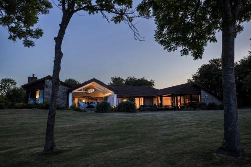 Compton Martin Maison | Kingsley Lake View & Paddocks - A group retreat with hot tub, sports bars & spectacular lake views in the Mendip Hills AONB