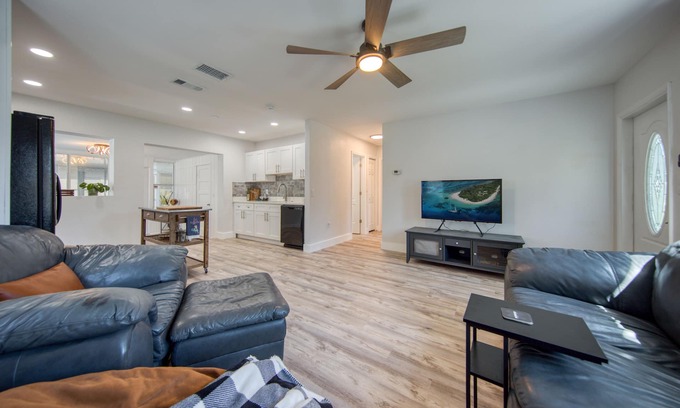 Disston Heights Maison | Kingston - House in St. Petersburg. Close to downtown & the beach! Dog friendly