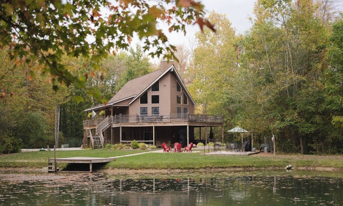 Kingsville Cabine | Kingsville Lodge Private Retreat hot tub, pond, boats, gameroom, + more