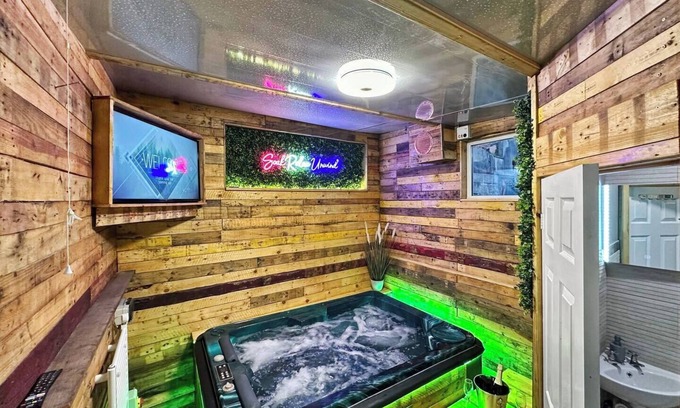 Rhondda Cynon Taff Cabine | Kinky Kabin w/ Hot Tub, Sauna and Rooftop Garden