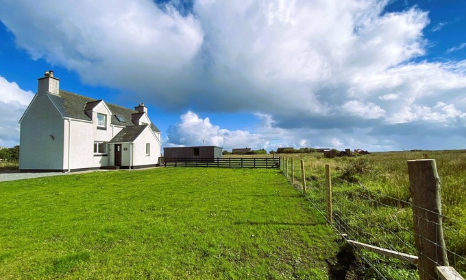 Isle of Lewis Maison | Kinnoull House near Stornoway with Hot Tub/Sauna/Pet friendly